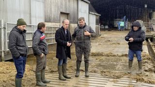 Ruissellement. Chez Yannick Harlé, dans le Boulonnais, l'eau a fait déborder la fosse à lisier et s'est écoulée dans la stabulation. La veille c'est les pieds dans l'eau que les éleveurs ont assurer la traite (zoom) Ruissellement. Chez Yannick Harlé, dans le Boulonnais, l'eau a fait déborder la fosse à lisier et s'est écoulée dans la stabulation. La veille c'est les pieds dans l'eau que les éleveurs ont assurer la traite (zoom)